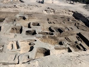 Potret 60-an Makam dan Artefak Emas dari Dinasti Ptolemeus Mesir Ditemukan