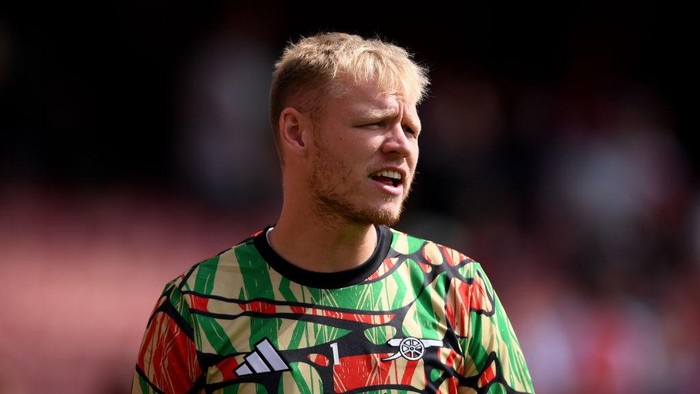 LONDON, ENGLAND - AUGUST 17: Aaron Ramsdale of Arsenal warms up prior to the Premier League match between Arsenal FC and Wolverhampton Wanderers FC at Emirates Stadium on August 17, 2024 in London, England. (Photo by Alex Burstow/Arsenal FC via Getty Images)