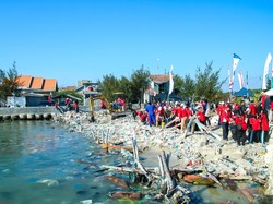 Aksi Bersih Pantai Kutang Warnai Hari Lingkungan Hidup di Lamongan