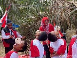 Senangnya Suku Anak Dalam Jambi Lomba Makan Kerupuk Meriahkan HUT Ke-79 RI