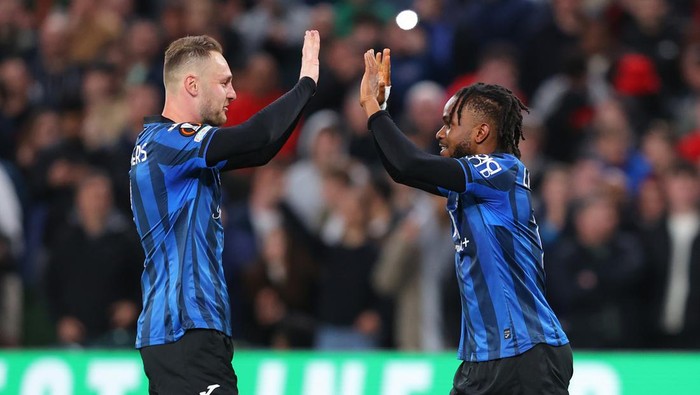 DUBLIN, IRELAND - MAY 22: Ademola Lookman of Atalanta BC celebrates with Teun Koopmeiners after scoring their third goal during the UEFA Europa League 2023/24 final match between Atalanta BC and Bayer 04 Leverkusen at Dublin Arena on May 22, 2024 in Dublin, Ireland. (Photo by James Gill - Danehouse/Getty Images)