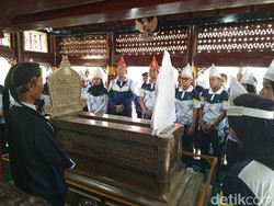 Kala Atlet Jabar Ziarah ke Makam Cut Nyak Dhien Jelang PON 2024 di Aceh