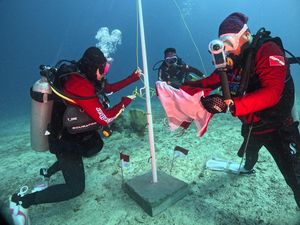 HUT ke-79 RI, Bank Sulselbar Kibarkan Bendera Merah Putih di Laut Kodingareng