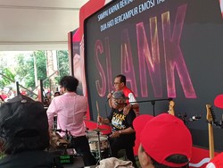 Dua Menteri Jokowi Manggung Bareng Slank, Basuki Gebuk Drum
