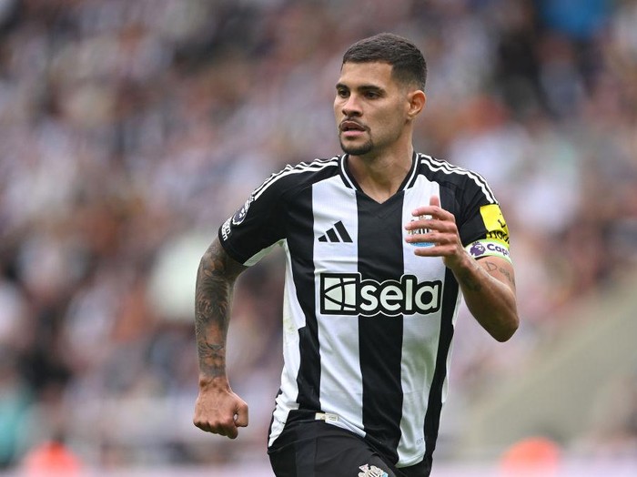 NEWCASTLE UPON TYNE, ENGLAND - AUGUST 17: Bruno Guimaraes of Newcastle in action during the Premier League match between Newcastle United FC and Southampton FC at St James' Park on August 17, 2024 in Newcastle upon Tyne, England. (Photo by Stu Forster/Getty Images)
