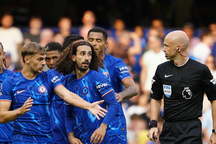Chelsea players argue with referee Anthony Taylor during the English Premier League soccer match between Chelsea and Manchester City at Stamford Bridge stadium in London, England, Sunday, Aug, 18, 2024. (AP Photo/Dave Shopland)