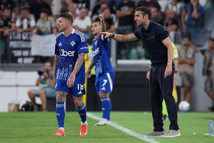 TURIN, ITALY - AUGUST 19: Cesc Fàbregas head coach of Como gestures during the Serie A match between Juventus and Como at Allianz Stadium on August 19, 2024 in Turin, Italy. (Photo by Emmanuele Ciancaglini/Ciancaphoto Studio/Getty Images)