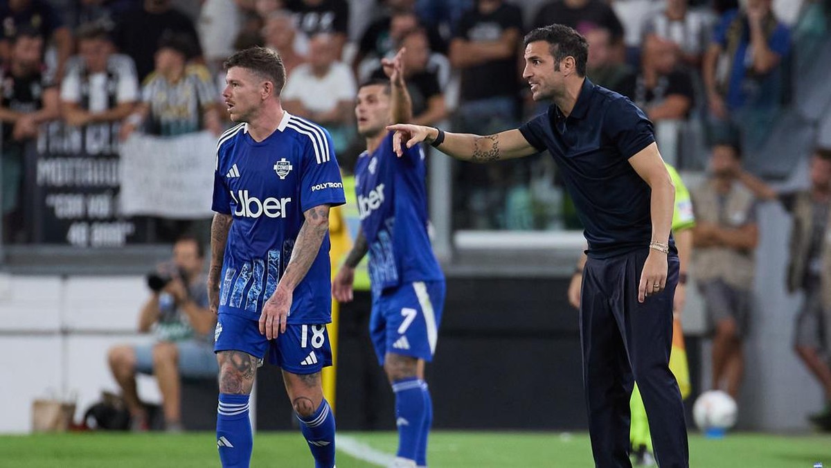 Cesc Fabregas saat memberikan instruksi ke pemainnya di laga melawan Juventus. (Foto: Getty Images/Ciancaphoto Studio)