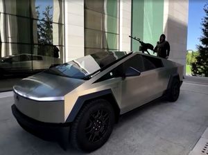 Tesla Cybertruck Versi Tempur yang Diduga Disabot Elon Musk Tesla Cybertruck Versi Tempur yang Diduga Disabot Elon Musk