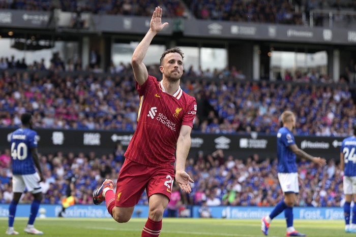 Liverpools Diogo Jota celebrates after he scores his sides first goal during the English Premier League soccer match between Ipswich Town and Liverpool at Portman Road stadium in Ipswich, England, Saturday, Aug. 17, 2024. (AP Photo/Alastair Grant)