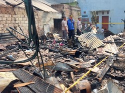 Gudang Milik Warga di Depok Ludes Terbakar