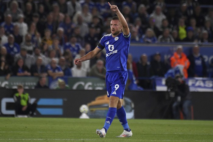 Leicesters Jamie Vardy celebrates ascoring his sides first goal during the English Premier League soccer match between Leicester and Tottenham Hotspur at King Power Stadium in Leicester, England, Monday, Aug. 19, 2024.(AP Photo/Rui Vieira)