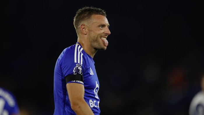 LEICESTER, ENGLAND - AUGUST 19: Jamie Vardy of Leicester City reacts during the Premier League match between Leicester City FC and Tottenham Hotspur FC at The King Power Stadium on August 19, 2024 in Leicester, England. (Photo by Malcolm Couzens/Getty Images)