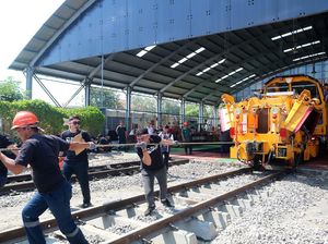 Serunya KAI Gelar Lomba Tarik Sarana Kereta Api