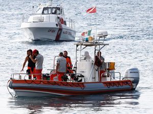 Kapal Pesiar Tenggelam di Sisilia, Pencarian Korban Terus Dilakukan Kapal Pesiar Tenggelam di Sisilia, Pencarian Korban Terus Dilakukan