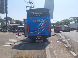 Terobos Lampu Merah Bus Tabrak Pikap di Jalan Lingkar Pati, 1 Orang Tewas