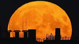 Lihat Lagi Indahnya Supermoon Hiasi Langit Bumi