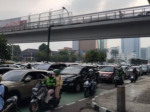 Lalin Jl MT Haryono Pancoran Macet Pagi Ini, Pengendara Adu Klakson