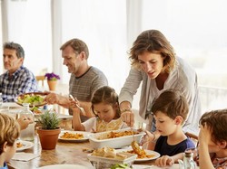 Pria Tolak Split Bill dengan Kakak saat Ajak Makan Siang Ibu, Ini Etiketnya!