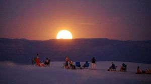 Memandang Supermoon dari Gurun Pasir Putih Terluas di Dunia