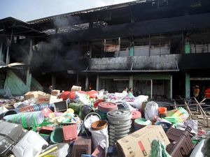 Pasar Induk Krian Sidoarjo Terbakar, 450 Lapak Jadi Korban Pasar Induk Krian Sidoarjo Terbakar, 450 Lapak Jadi Korban