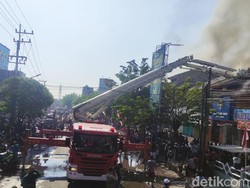 1 Unit Bronto Skylift dari Surabaya Bantu Padamkan Api di Pasar Induk Krian