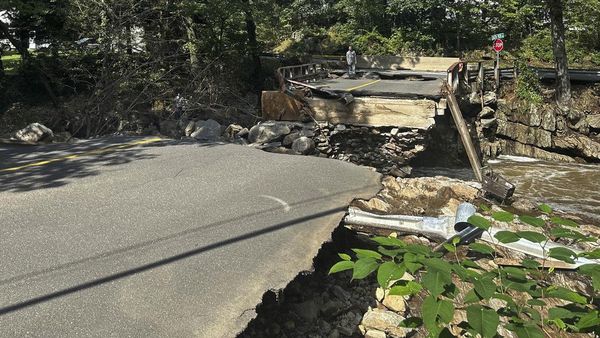 Penampakan Jalanan-Jembatan Rusak Akibat Banjir Bandang di New York