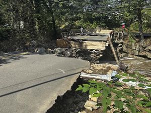 Penampakan Jalanan-Jembatan Rusak Akibat Banjir Bandang di New York