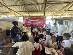 Solidaritas Erlangga Gelar CSR di SD Taman Siswa Daha Elu Sumba Barat Daya