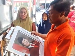 Perajin Pigura di Pasuruan Banjir Cuan Jelang Pelantikan Prabowo-Gibran