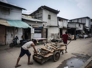 Perjuangan Menekan Angka Kemiskinan Perjuangan Menekan Angka Kemiskinan