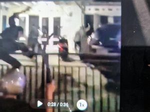 Ngeri! Gerombolan Pemotor Bersajam Serang Rumah Warga di Palabuhanratu