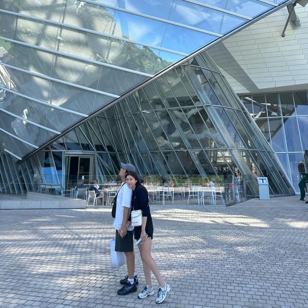 Potret Cha Ye Ryun dan Joo Sang Wook di Fondation Louis Vuitton