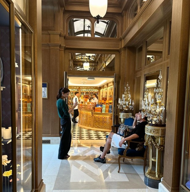 Potret Cha Ye Ryun dan Joo Sang Wook selama liburan di Paris