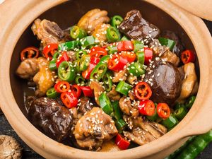 Resep Ayam Masak Jamur dan Cabe, Pedas Gurihnya Meresap Resep Ayam Masak Jamur dan Cabe, Pedas Gurihnya Meresap