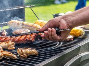5 Cara Detoks Alami Biar Perut Nggak Begah usai Kalap Makan Bakar-bakaran
