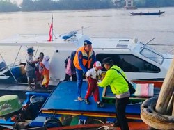 Satpolairud Sediakan Kapal Seberangkan Warga Usai Jembatan Lalan Ambruk