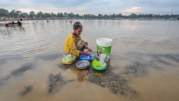 Sumur Mengering, Warga Muaro Jambi Manfaatkan Sungai yang Keruh