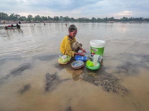 Sumur Mengering, Warga Muaro Jambi Manfaatkan Sungai yang Keruh Sumur Mengering, Warga Muaro Jambi Manfaatkan Sungai yang Keruh