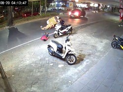 Akal Bulus Pemuda Copot Stiker Motor Usai Tabrak Lari Pemulung di Makassar