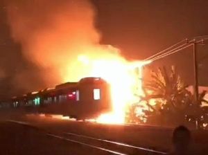 Cerita di Balik Kereta Terobos Kobaran Api di Karawang Cerita di Balik Kereta Terobos Kobaran Api di Karawang