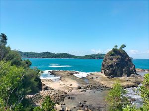 Jelajah Pantai Watu Lumbung, Hamparan Batunya Sangat Eksotis Jelajah Pantai Watu Lumbung, Hamparan Batunya Sangat Eksotis