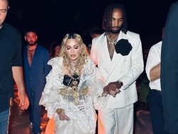 Begini Aturan Madonna untuk Pacar Pemain Bola Brondong yang Dikenal Playboy