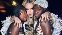 Foto Langka Madonna dan ke-6 Anak Saat Ultah, Rayakan Bareng Pacar Brondong