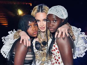 Foto Langka Madonna dan ke-6 Anak Saat Ultah, Rayakan Bareng Pacar Brondong Foto Langka Madonna dan ke-6 Anak Saat Ultah, Rayakan Bareng Pacar Brondong