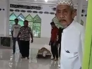 Heboh Pria Lansia di Bone Tolak Jenazah Disalatkan di Masjid Nurul Yaqin Heboh Pria Lansia di Bone Tolak Jenazah Disalatkan di Masjid Nurul Yaqin