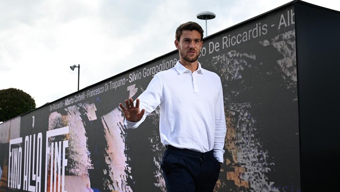 TURIN, ITALY - MAY 25: Daniele Rugani of Juventus greets as he arrives at the stadium prior to the Serie A TIM match between Juventus and AC Monza at Allianz Stadium on May 25, 2024 in Turin, Italy. (Photo by Daniele Badolato - Juventus FC/Juventus FC via Getty Images)