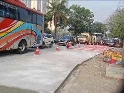 Ada Pengecoran Jalan, Lalin di Lampu Merah Daan Mogot Jakbar Macet