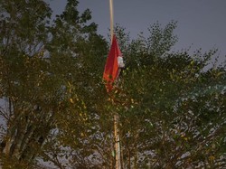 Forum Cik Di Tiro Jogja Gelar Aksi Turunkan Bendera Buntut Revisi UU Pilkada