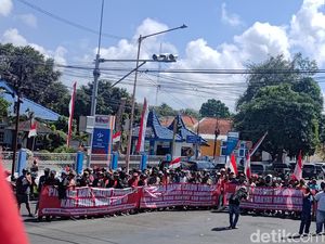 Aksi Tolak Kotak Kosong Warnai Pelantikan Anggota DPRD Banyuwangi